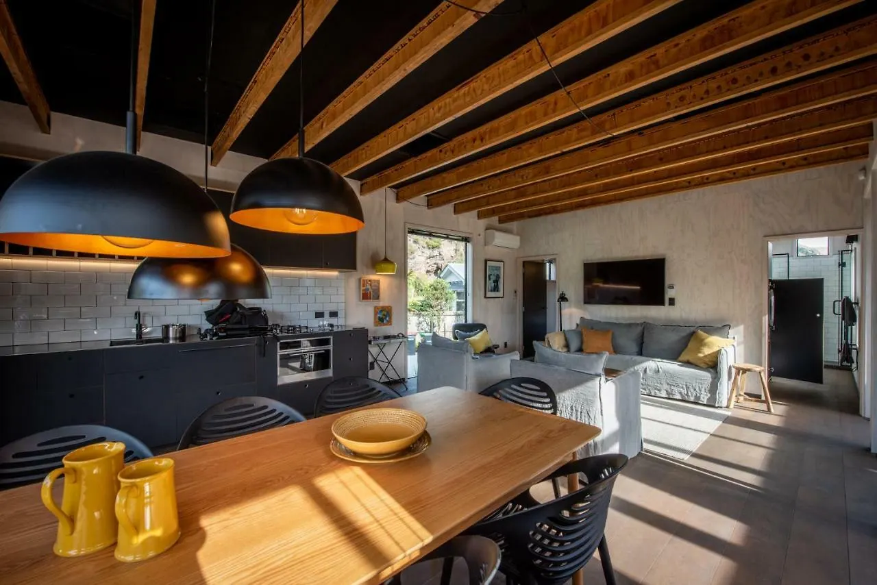 Sumner Black Hut Villa Christchurch
